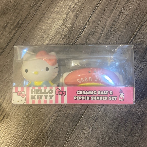 Hello Kitty GOOD VIBES Ceramic Salt & Pepper Shaker Set - NEW - Picture 1 of 2